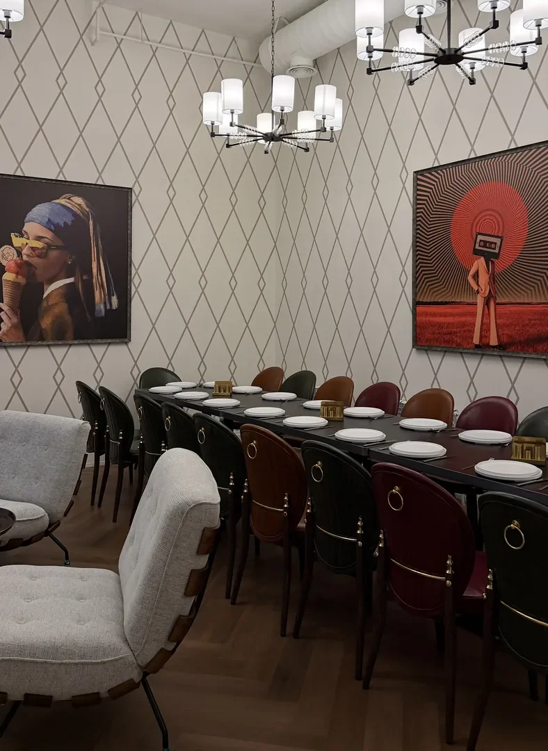 VIP-зал «Арт-деко» с поп-арт картинами и белыми креслами